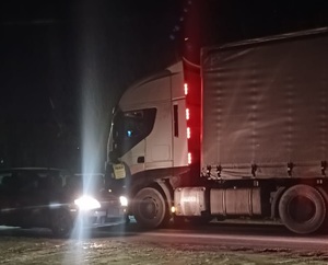 Policjant kontroluje trzeźwość kierowcy pojazdu ciężarowego