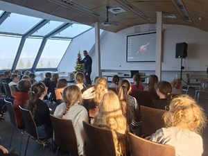 Dzielnicowy podczas spotkania z uczniami sępoleńskiej jedynki