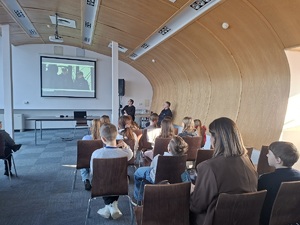 Dzielnicowy podczas spotkania z uczniami sępoleńskiej jedynki