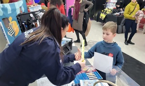 Policjantka z chłopcem podczas WOŚP-u