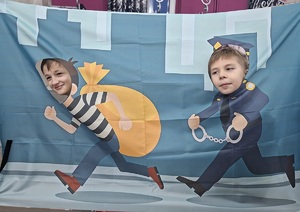 dzieci w przebraniu złodzieja i policjanta.