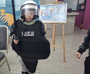 dziecko ubrane z strój policjanta.