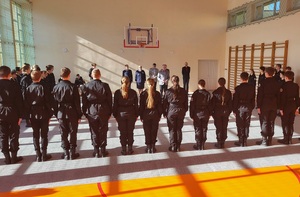 Uroczystość wręczenia awansów w klasie policyjnej.