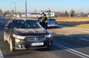 Policjant przeprowadza badanie trzeźwości kierowcy