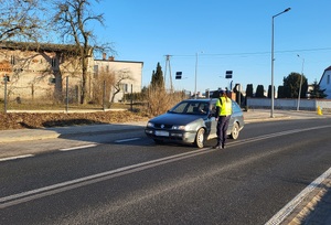 Policjant przeprowadza badanie trzeźwości kierowcy