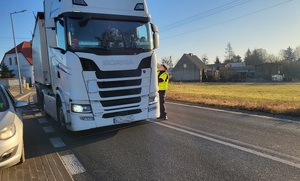 Policjant przeprowadza badanie trzeźwości kierowcy