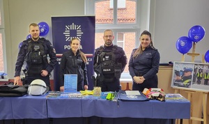 Funkcjonariusze przy stoisku policyjnym