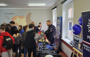 Policjanci oraz uczniowie szkół podstawowych podczas drzwi otwartych w Liceum Ogólnokształcącym w Więcborku