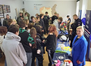 Policjanci oraz uczniowie szkół podstawowych podczas drzwi otwartych w Liceum Ogólnokształcącym w Więcborku.