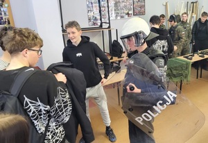 Policjanci oraz uczniowie szkół podstawowych podczas drzwi otwartych w Liceum Ogólnokształcącym w Więcborku