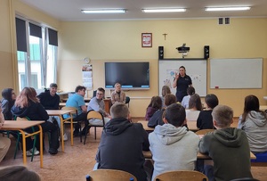 Policjantka prowadzi zajęcia profilaktyczne z uczniami klas siódmych i ósmych Szkoły Podstawowej w Wąwelnie.