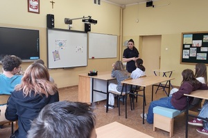 Policjantka prowadzi zajęcia profilaktyczne z uczniami klas siódmych i ósmych Szkoły Podstawowej w Wąwelnie.