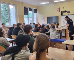 Policjantka prowadzi zajęcia profilaktyczne z uczniami klas siódmych i ósmych Szkoły Podstawowej w Wąwelnie.