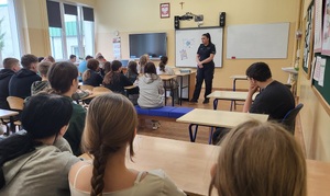 Policjantka prowadzi zajęcia profilaktyczne z uczniami klas siódmych i ósmych Szkoły Podstawowej w Wąwelnie.