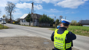 Policjant podczas działań  „Kaskadowy Pomiar Prędkości” w powiecie sępoleńskim
