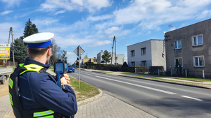Policjant podczas działań  „Kaskadowy Pomiar Prędkości” w powiecie sępoleńskim