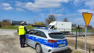 Policjant podczas działań  „Kaskadowy Pomiar Prędkości” w powiecie sępoleńskim