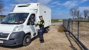 Policjant podczas działań  „Kaskadowy Pomiar Prędkości” w powiecie sępoleńskim