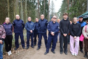 Zdjęcie grupowe policjantów oraz pozostałych uczestników podczas sadzenia lasu
