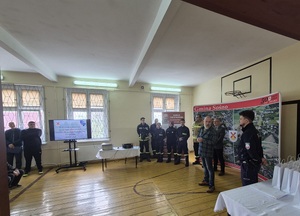 Na zdjęciu policjant z uczestnikami turnieju