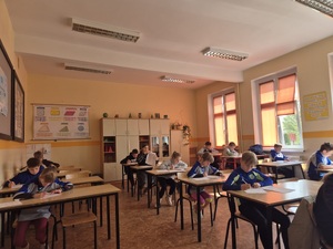 Na zdjęciu  uczestnicy turnieju w trakcie testu teoretycznego