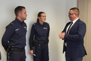 Wspólne zdjęcie Pana Jacka Kabsy z policjantami