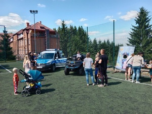 Policjanci na festynie w Kamieniu Krajeńskim wraz z uczestnikami.