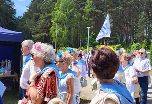 Zdjęcie przedstawia przemarsz uczestników juwenaliów w Kamieniu Krajeńskim