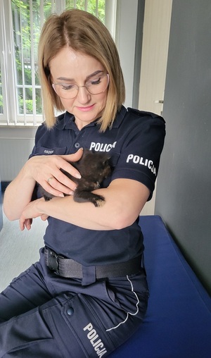 Policjantka z kotkiem na rękach