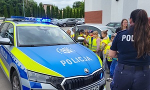 Przedszkolaki oglądają policyjny radiowóz