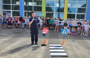 Policjantka na spotkaniu z uczniami w Kamieniu Krajeńskim
