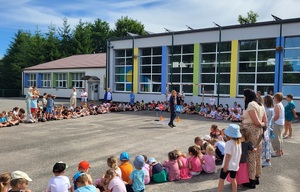 Policjantka na spotkaniu z uczniami w Kamieniu Krajeńskim