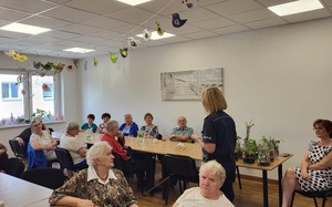 Policjantka na spotkaniu z seniorami z Domu Dziennego Pobytu w Sępólnie Krajeńskim