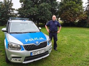Na zdjęciu dzielnicowy asp.szt. Przemysław Śledź