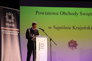 zdjęcie lektora przy mównicy
