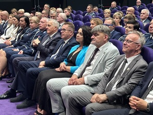 Ujęcie na siedzących  na widowni gości