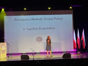 Występ wokalny młodej artystki z Więcborka