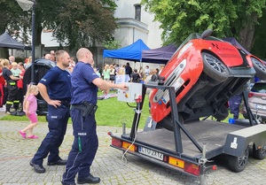 Policjanci obsługują symulator dachowania