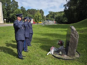 Policjanci oddają hołd pod pomnikiem pomordowanych policjantów.