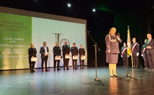 Uroczystość rozpoczęcia roku szkolnego w sępoleńskim ogólniaku. Przemówienie Komendanta Powiatowego Policji w Sępólnie Krajeńskim