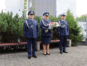 Policjanci oddają hołd pomordowanym policjantom