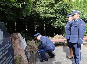 Policjanci oddają hołd pomordowanym policjantom