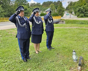 Policjanci oddają hołd pomordowanym policjantom