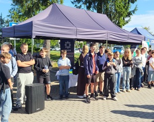 Uczestnicy pikniku korzystają z atrakcji przygotowanych przez policjantów