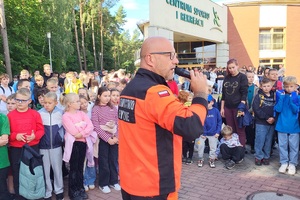 Uczestnicy pikniku korzystają z atrakcji przygotowanych przez policjantów