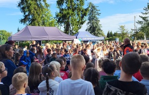 Uczestnicy pikniku korzystają z atrakcji przygotowanych przez policjantów