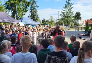 Uczestnicy pikniku słuchają prelekcji ratownika medycznego