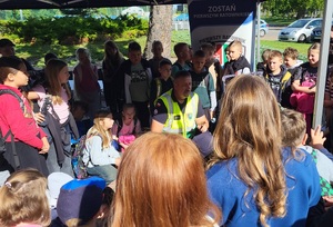 Uczestnicy pikniku słuchają prelekcji ratownika medycznego