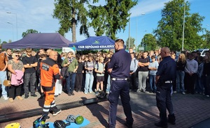 Uczestnicy pikniku korzystają z atrakcji przygotowanych przez policjantów