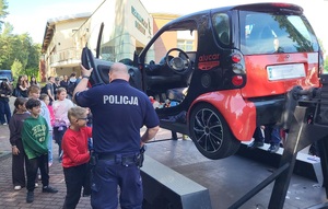 Uczestnicy pikniku korzystają z atrakcji przygotowanych przez policjantów